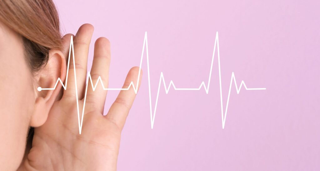 Ragazza su sfondo rosa che si porta la mano all'orecchio con onda sonora.