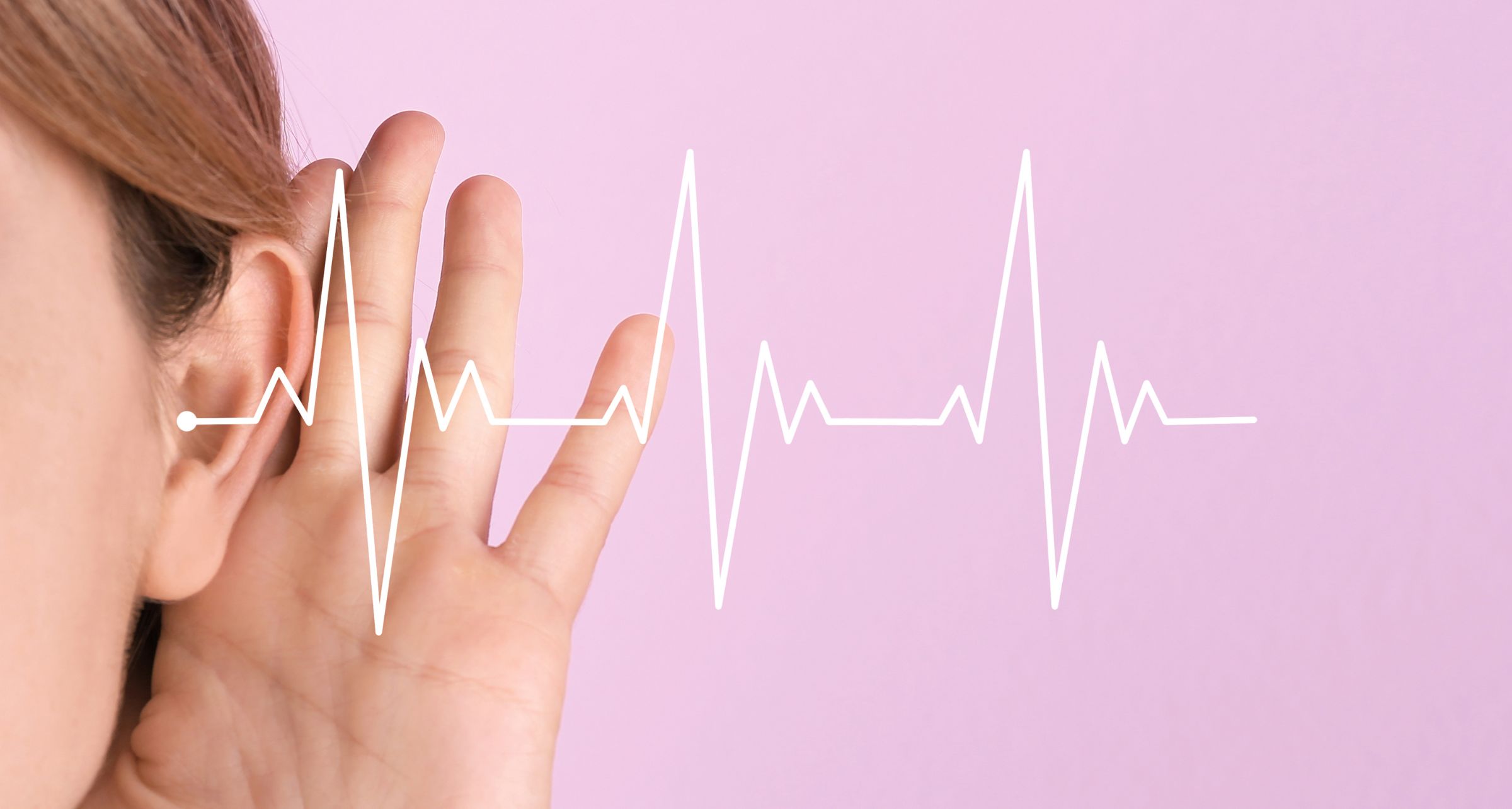 Ragazza su sfondo rosa che si porta la mano all'orecchio con onda sonora.