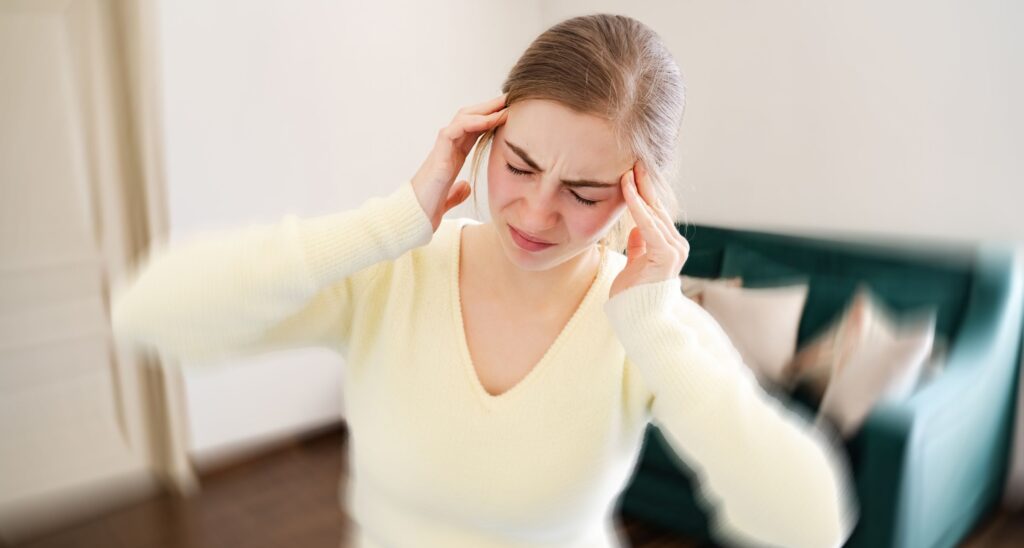 Ragazza che soffre di labirintite.