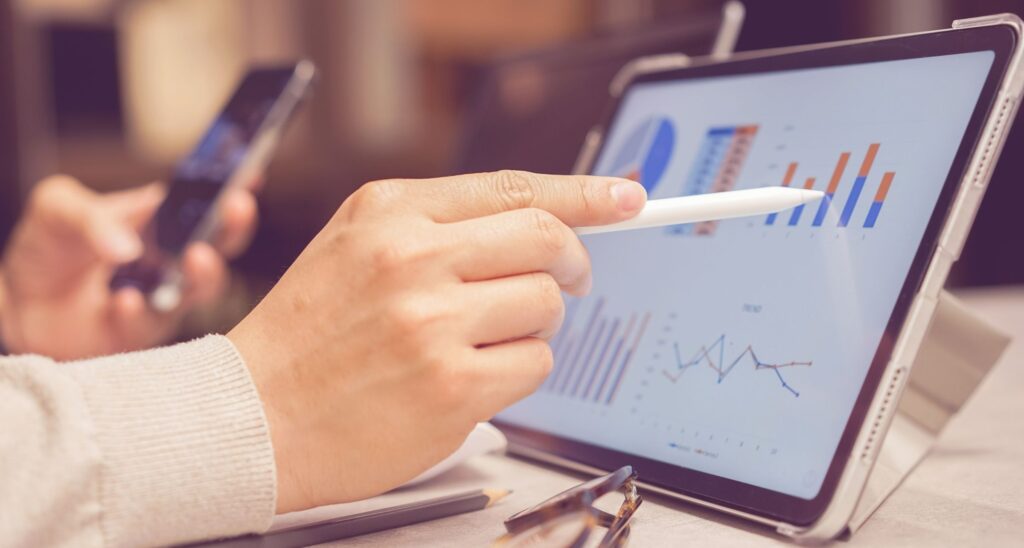 Persona che analizza dati Eurotrak con tablet